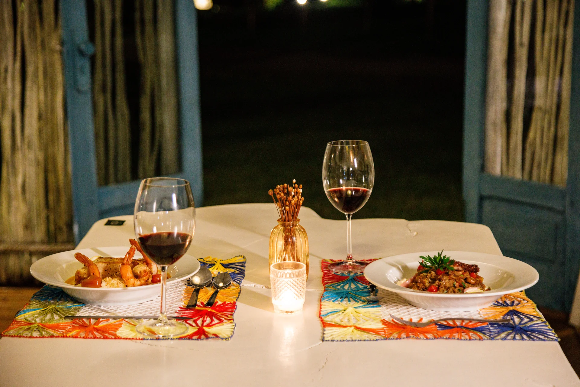 Mesa para duas pessoas com vinho e jantar no Taboo Bistrô